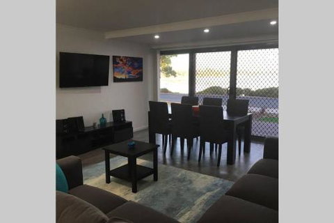 Almonta Apartments On The Water Front - ACT Tourism 2
