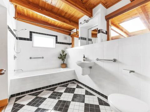 VINCES LANDING OLD EROWAL BAY 4pm Check Out Sundays - ACT Tourism 6