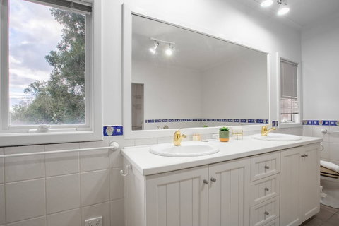 Lots Love Life Garden View Amazing Five Bedrooms - ACT Tourism 5