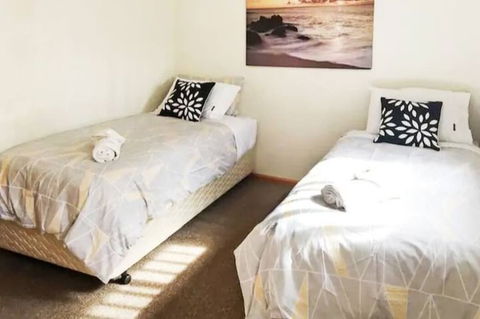 Rye Sleeps 10, Great Weekender - ACT Tourism 1