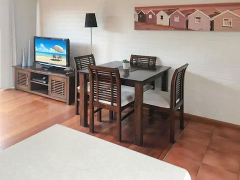 Home Near Shops & Beach - ACT Tourism 3