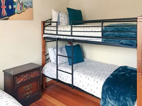 Home Near Shops & Beach - ACT Tourism 5