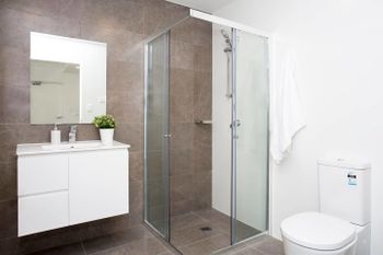 Designer Executive Apartment + Parking Near Train - ACT Tourism 6