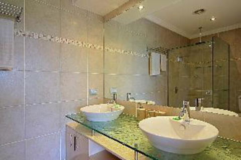 A PERFECT STAY 3 James Cook Apartments - ACT Tourism 1