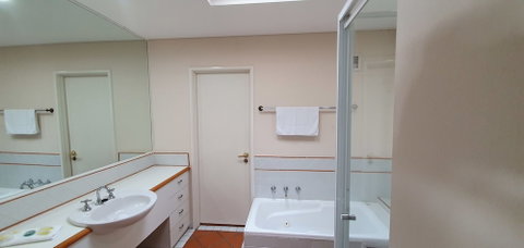 Sea Breeze Luxury Holiday Apartment Accommodation - ACT Tourism 6