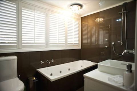 Rose Garden On Church BnB - ACT Tourism 6