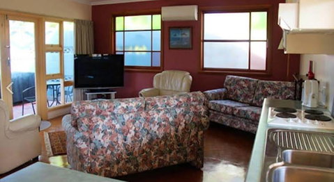 Anchlia Waterfront Cottage - ACT Tourism 1