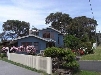Anchlia Waterfront Cottage - ACT Tourism 0