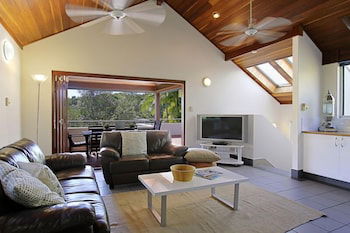 A PERFECT STAY - Clarkes Beach Villa - ACT Tourism 0