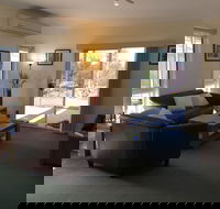 Lyreen's Apartment BB - ACT Tourism