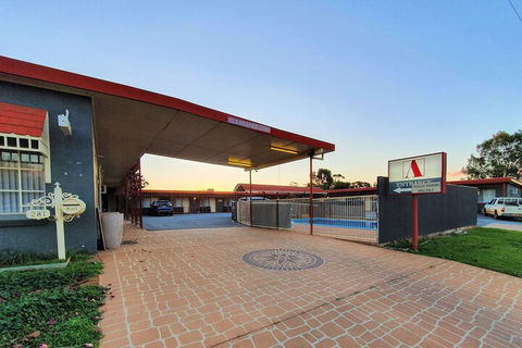 Ardeanal Motel West Wyalong - ACT Tourism 1