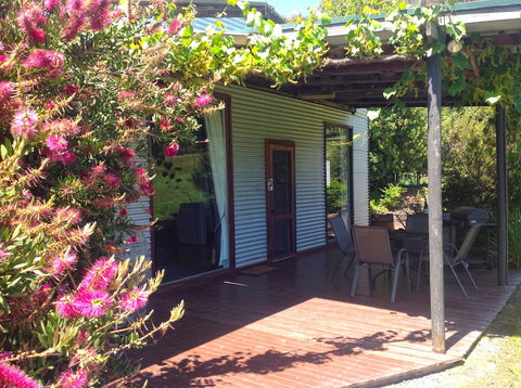 Valley Farm Vineyard Cottages - ACT Tourism 6