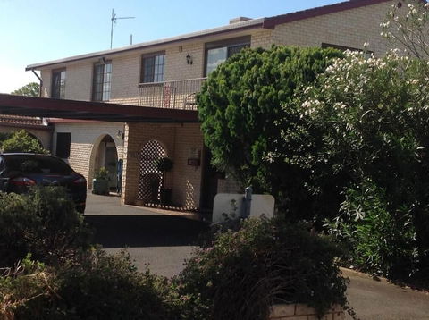 Forest Lodge Motor Inn & Restaurant - ACT Tourism 0