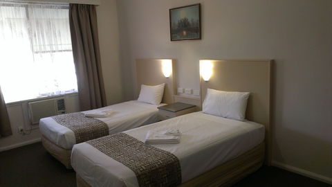 Lindy Lodge Motel - ACT Tourism 1