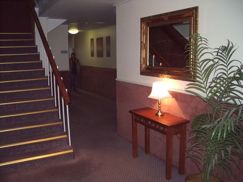 Lindy Lodge Motel - ACT Tourism 0