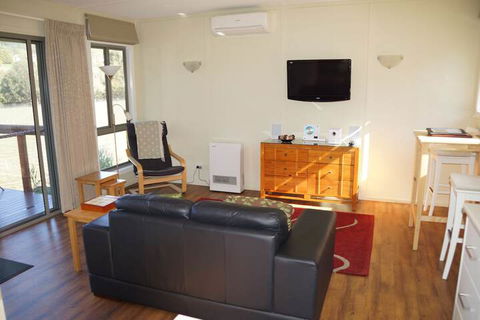 Gisborne Peak Winery Cottages - ACT Tourism 6