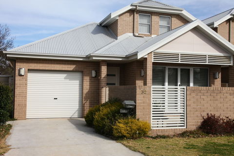Apartments On The Park - ACT Tourism 0