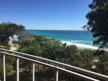 Stradbroke Island Beach Hotel - ACT Tourism 6