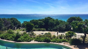 Stradbroke Island Beach Hotel - ACT Tourism 3