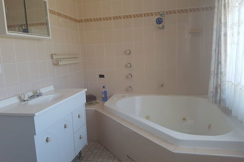 Lake Front Motel - ACT Tourism 6