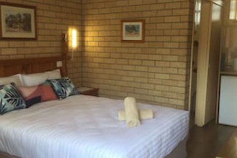 Lake Front Motel - ACT Tourism 0