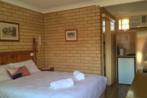 Lake Front Motel - ACT Tourism 4