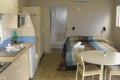 West Wyalong Caravan Park - ACT Tourism 4
