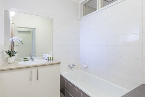 Dorset Gardens Hotel - ACT Tourism 6