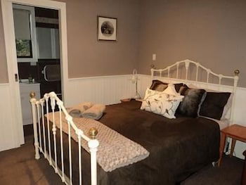 Forest Lodge Chalets - ACT Tourism 0