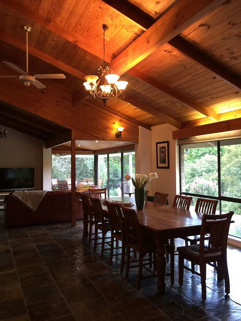 Forest Lodge Chalets - ACT Tourism 6