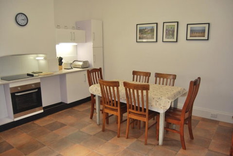 Jacaranda Cottage - ACT Tourism 6