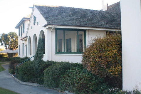 The Dormie House - On The Golf Course - ACT Tourism 1