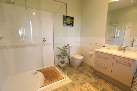 Avocado Sunset B&B - ACT Tourism 6