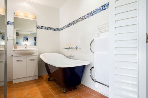 Avocado Sunset B&B - ACT Tourism 1