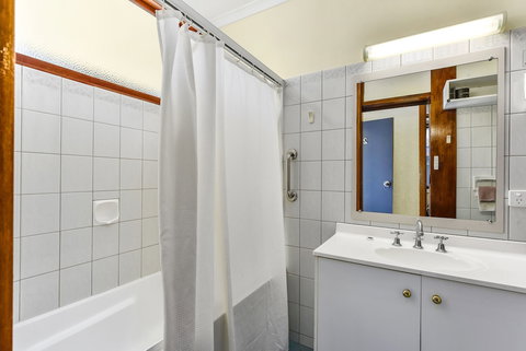 William Macintosh Motor Lodge - ACT Tourism 3