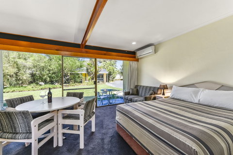 William Macintosh Motor Lodge - ACT Tourism 1