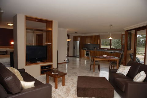Aurora Cottages - ACT Tourism 6