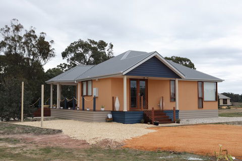 Aurora Cottages - ACT Tourism 1