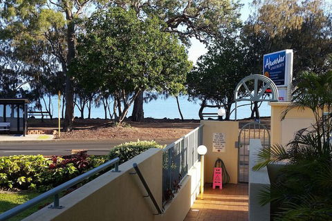 Alexander Beachfront Apartments - ACT Tourism 3