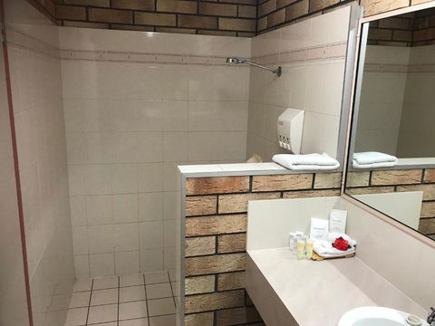 Miles Outback Motel - ACT Tourism 1