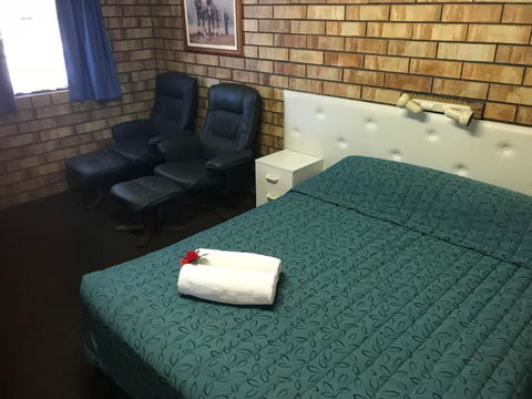 Miles Outback Motel - ACT Tourism 4