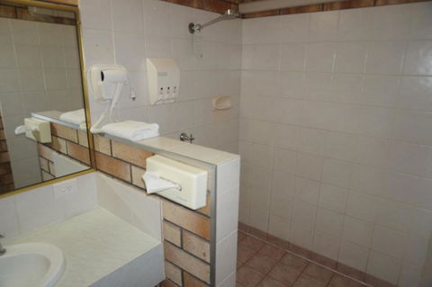 Miles Outback Motel - ACT Tourism 5
