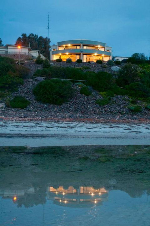 Cliff House Beachfront Villas - ACT Tourism 6