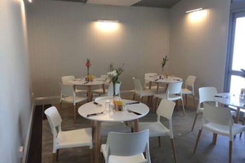 Banana Hotel Motel - ACT Tourism 0