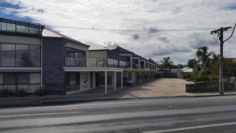 Ultimate Holiday Apartments - ACT Tourism 0