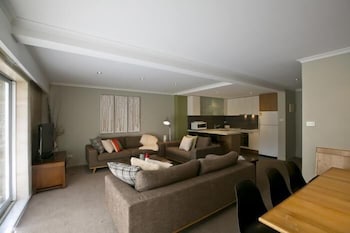 Altitude Apartments - ACT Tourism 0