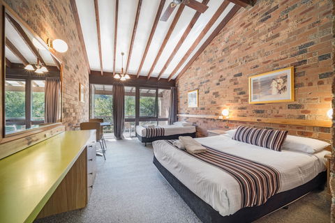 Avoca Beach Hotel - ACT Tourism 5