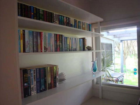 Absolute Waterfront Cottage - ACT Tourism 1