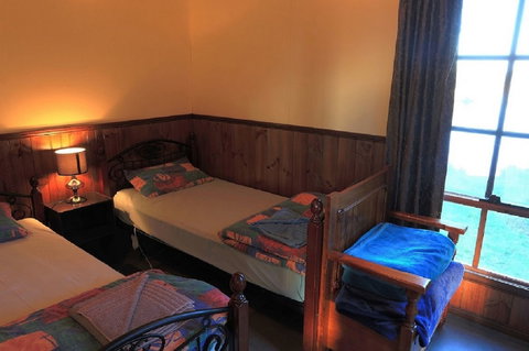 Stanley Lakeside Spa Cabins - ACT Tourism 0