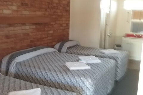 Avocado Motor Inn - ACT Tourism 6